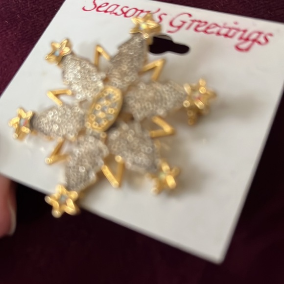 NWT Gold and crystal snowflake pin brooch - Picture 7 of 7